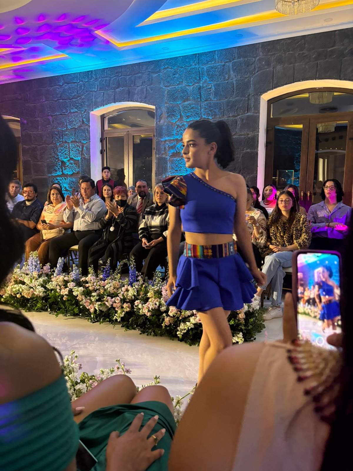Una presentación de moda durante un evento corporativo