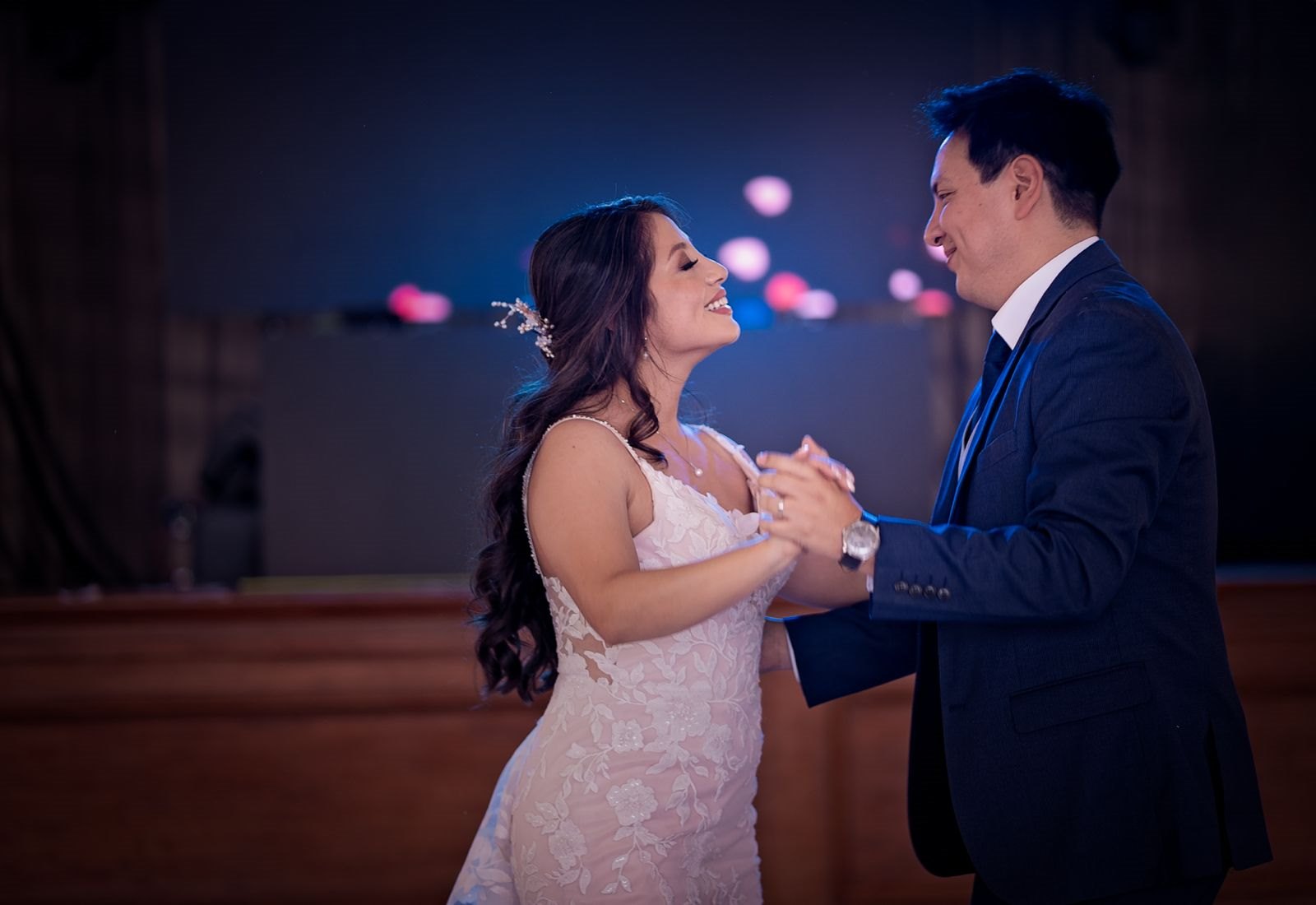 Una pareja de novios durante su boda