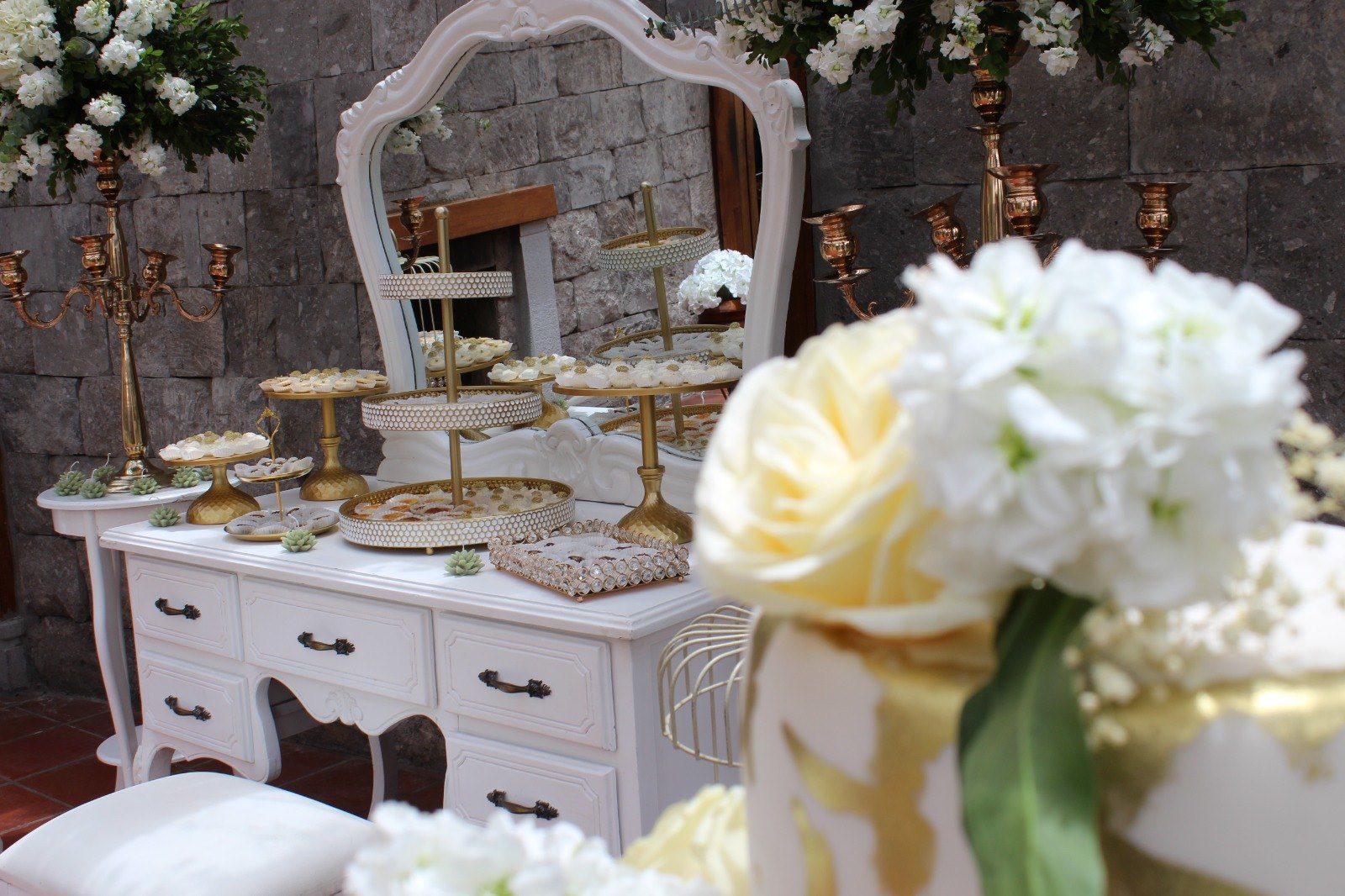Decoración floral blanca y detalles de una boda