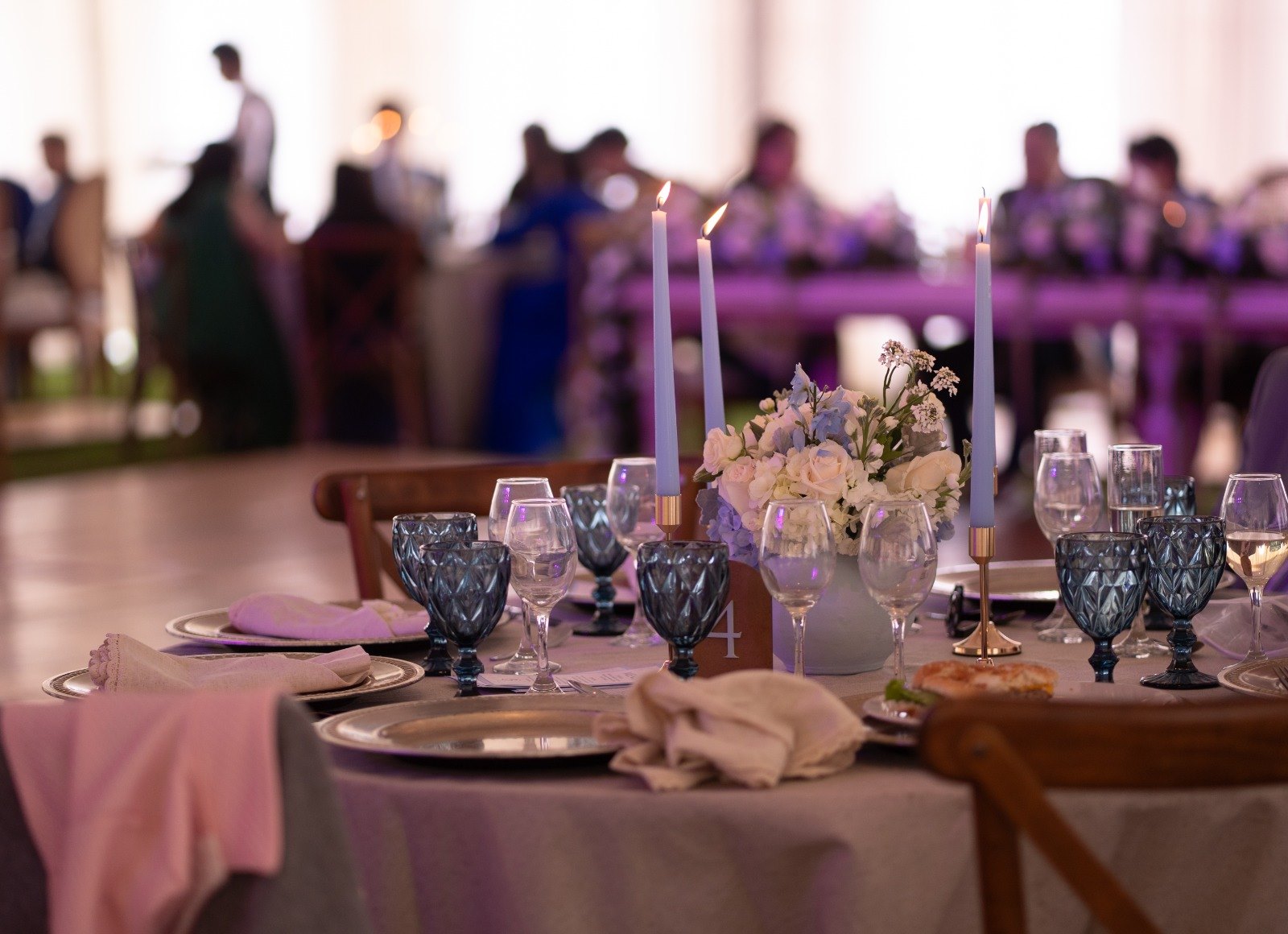 Cristalería y detalles de una mesa de celebración