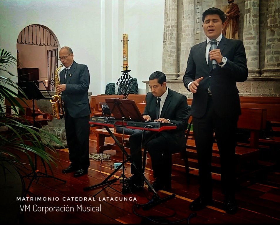 Saxofón, piano y voz acompañan una ceremonia