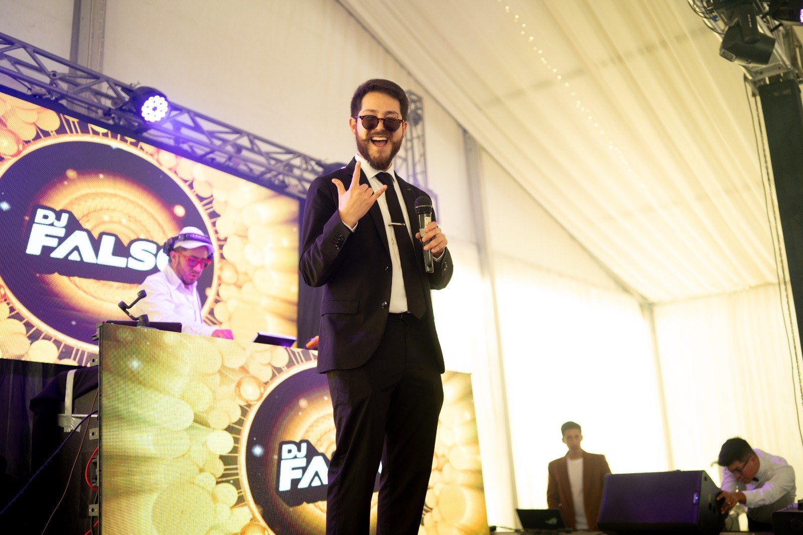 Un artista con micrófono durante un show musical