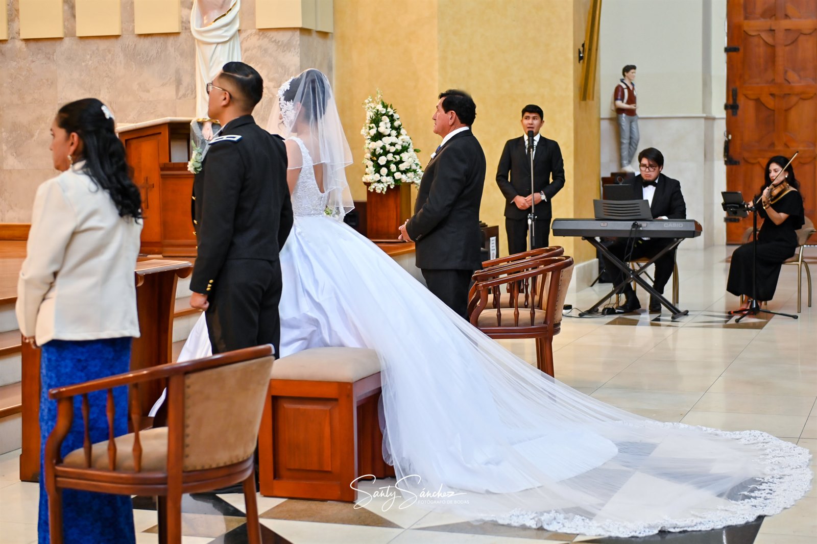 Voz, piano y violín acompañan una ceremonia de boda
