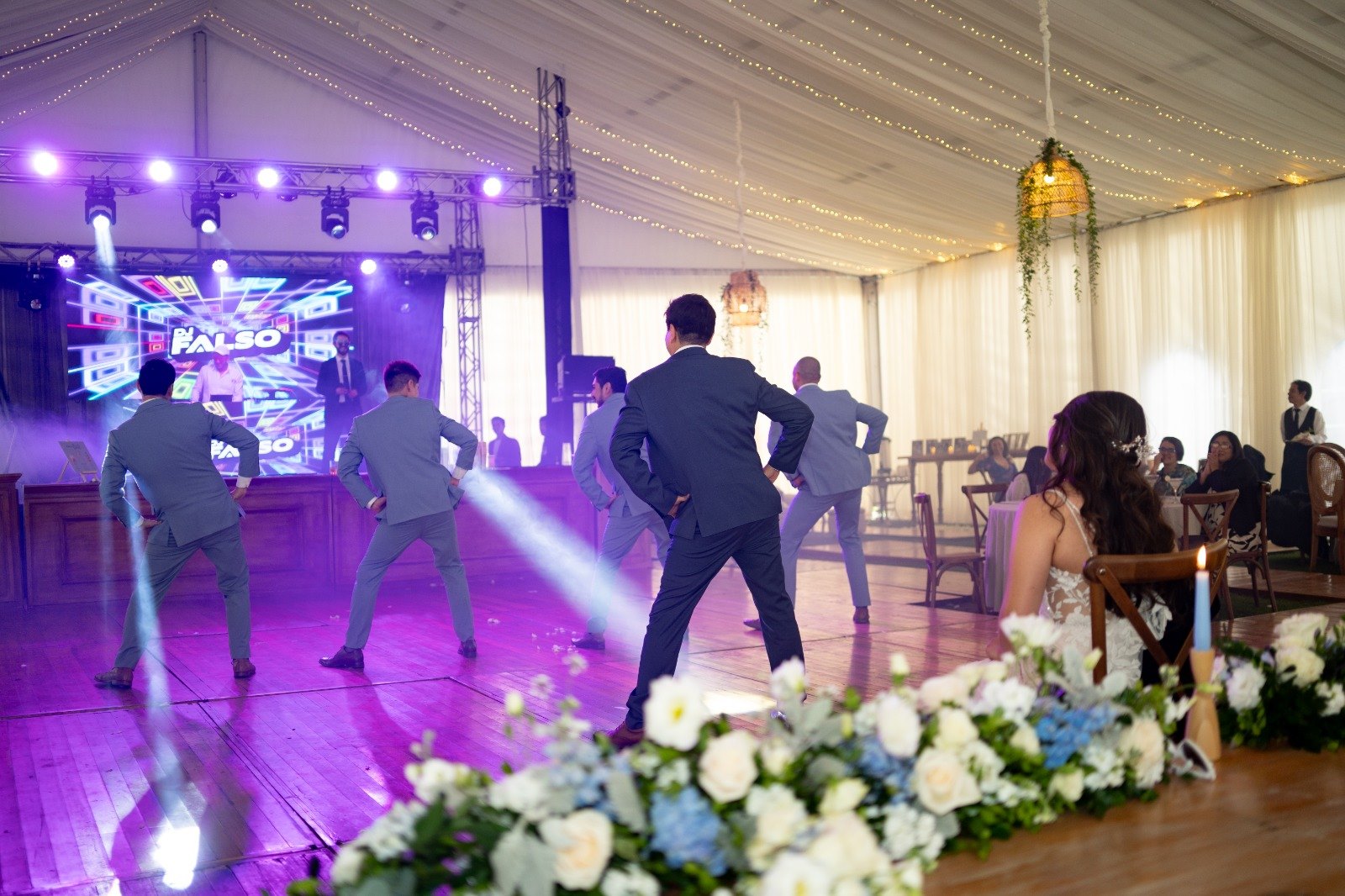 Actuación musical en un escenario durante una celebración