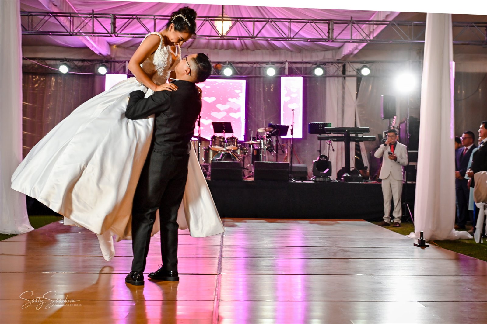 Los novios bailan durante su celebración