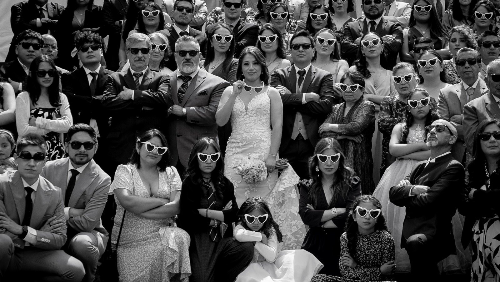 Retrato en blanco y negro de una novia con sus invitados