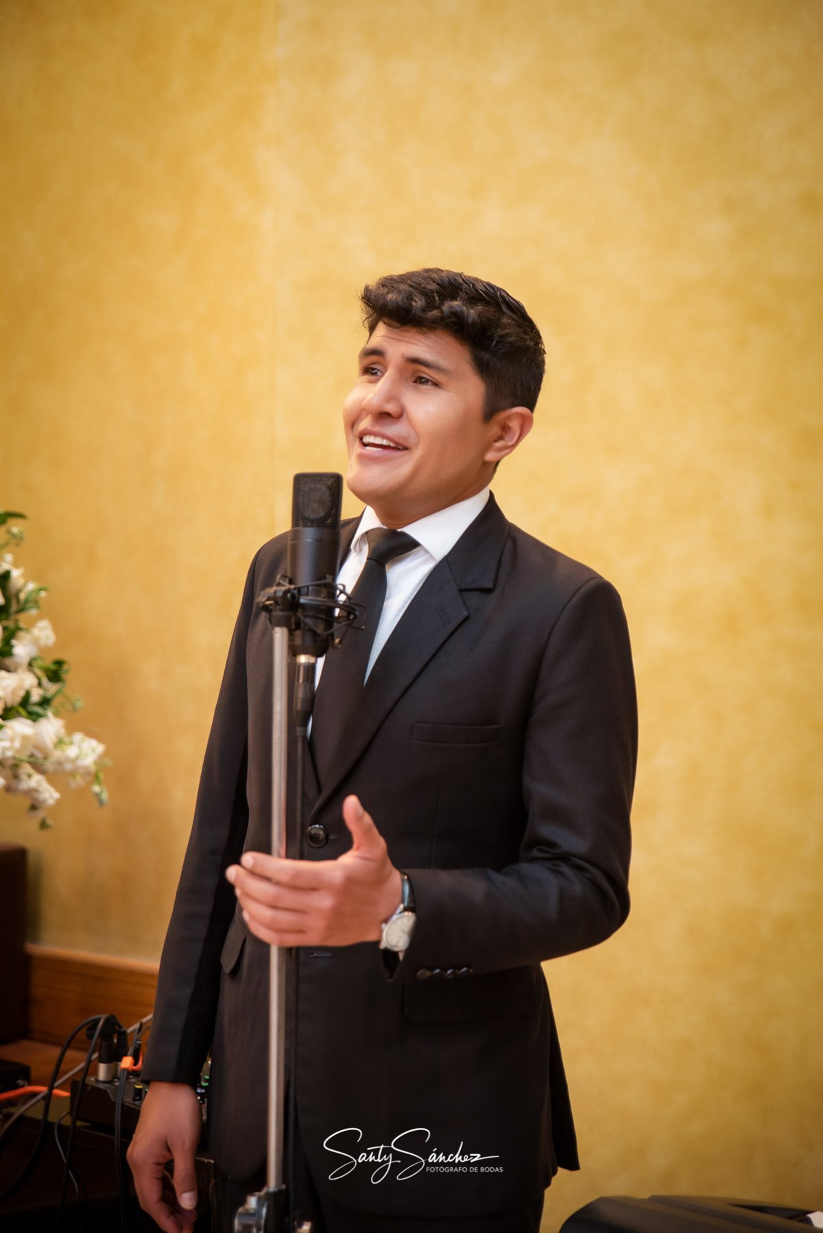 Un cantante interpreta música en vivo ante un micrófono