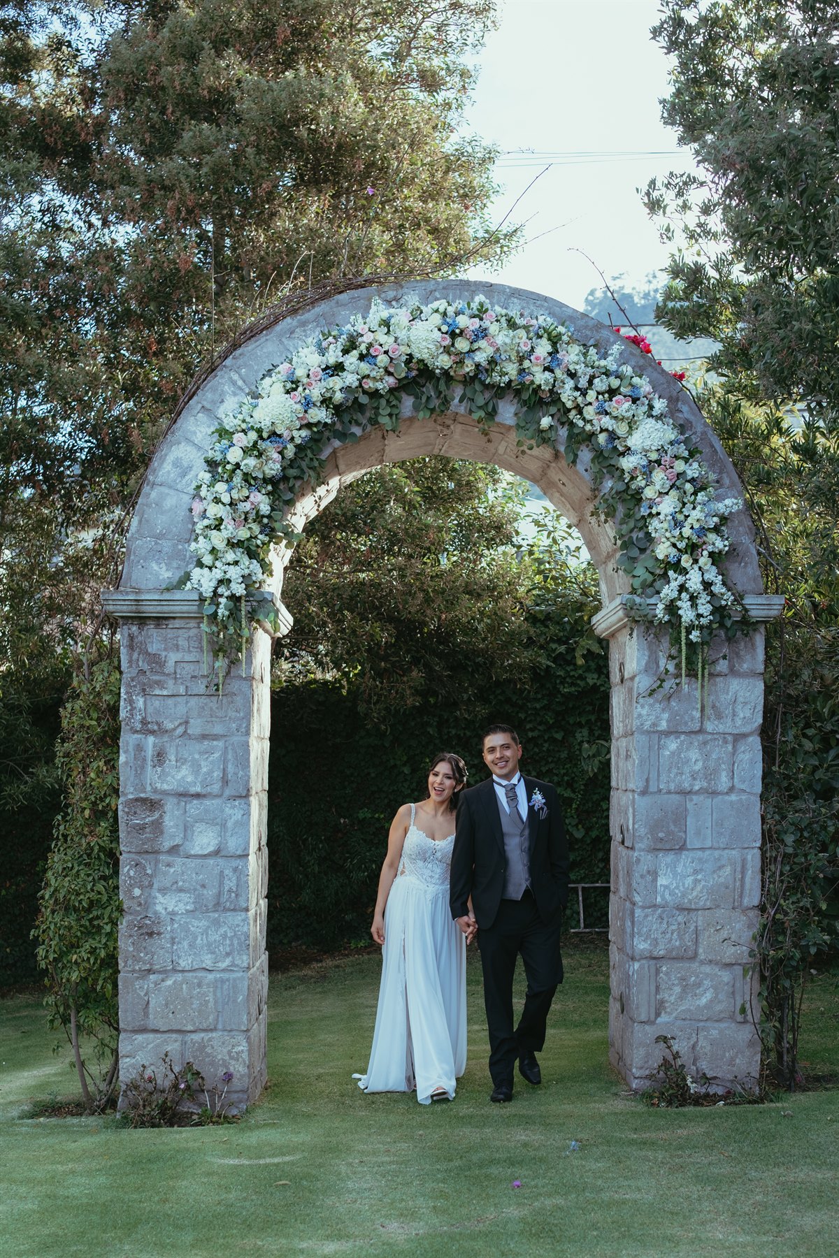 Los novios comparten un momento de su celebración