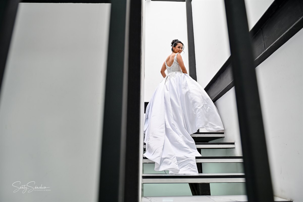 Una novia y la arquitectura que enmarca su vestido